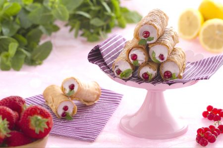 Filo cannoli met rood fruit meringue