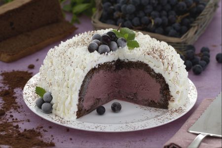 Zuccotto met aardbeien-druiven