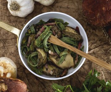 Tagliatelle van groene omeletjes met paddenstoelen en spek