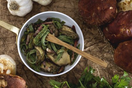 Tagliatelle van groene omeletjes met paddenstoelen en spek
