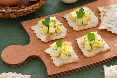 Olijvenbladerdeeg met omeletblokjes