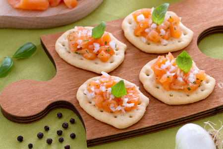 Zalm Tartar Schijven met Lente-ui