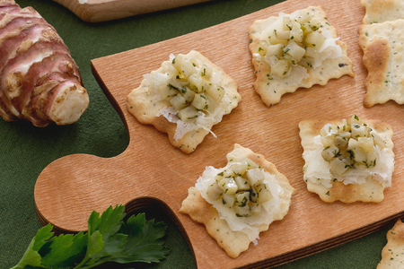 Olijven bladerdeeg met topinamboer en raspadura