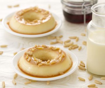 Crème caramel met pijnboompitten