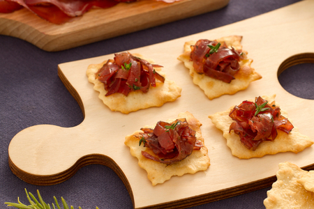 Klassieke bladerdeeg met bresaola en vinaigrette