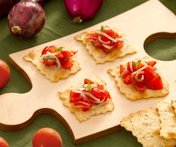 Olijvenschijfjes met uien en cherrytomaatjes