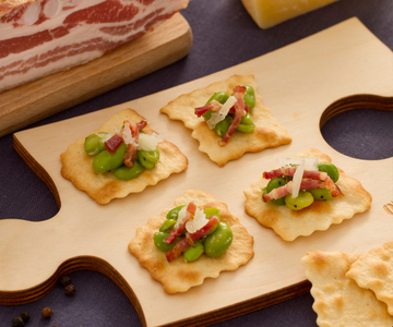 Klassieke bladerdeeghapjes met tuinbonen, spek en pecorino