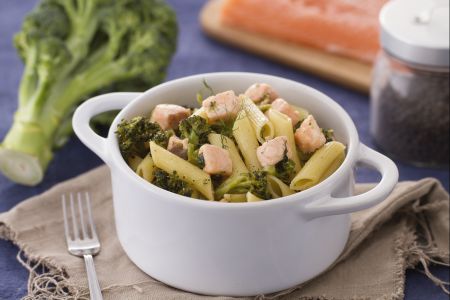 Penne met broccoli en zalm met venkel