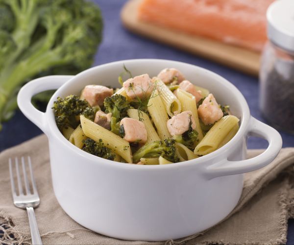 Penne met broccoli en zalm met venkel