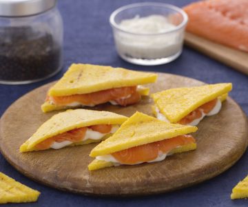 Polenta sandwich met zalm en roomkaas