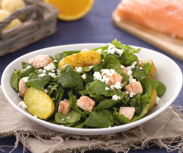 Spinaziesalade met aardappelen, zalm en feta