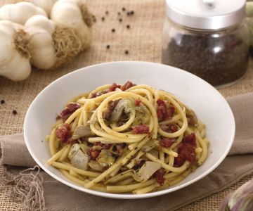 Bucatini met krokante zampone en artisjokken