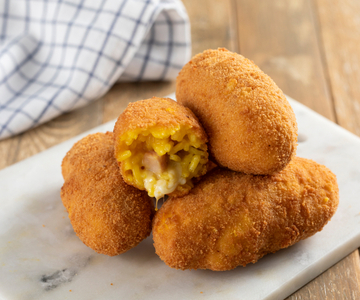 Rijstkroketten met provola en gekookte ham