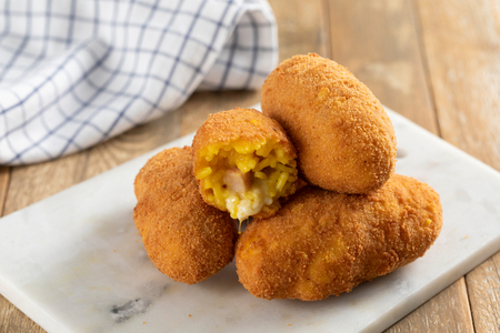 Rijstkroketten met provola en gekookte ham