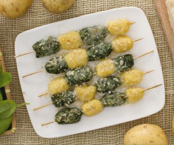 Geroosterde gnocchi spiesjes