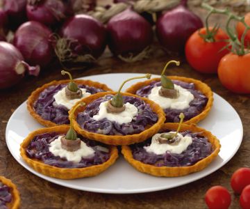 Tartaartjes met gekarameliseerde uien en stracciatella