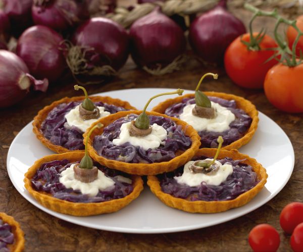 Tartaartjes met gekarameliseerde uien en stracciatella