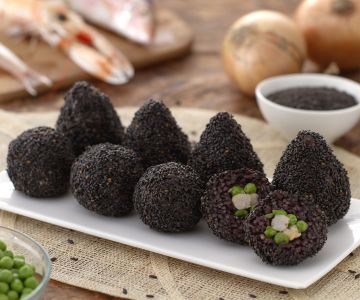 Arancini van zwarte rijst en vis