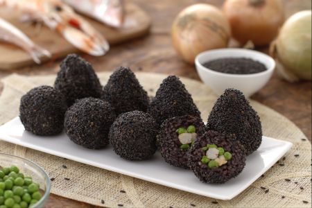 Arancini van zwarte rijst en vis