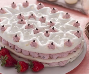 Paasmeringue met aardbeien en chocolade