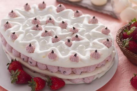 Paasmeringue met aardbeien en chocolade
