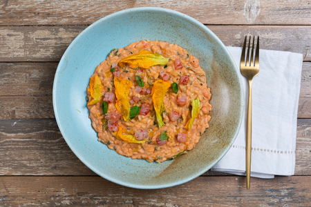 Risotto met garnalen, courgettes en courgettebloemen