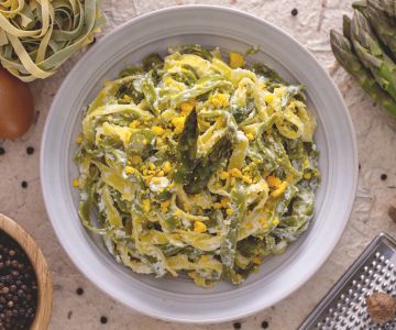 Stro-paille met asperges en eieren