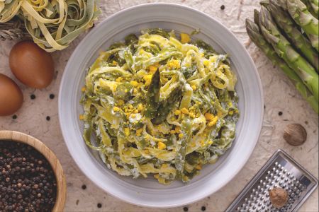 Stro-paille met asperges en eieren