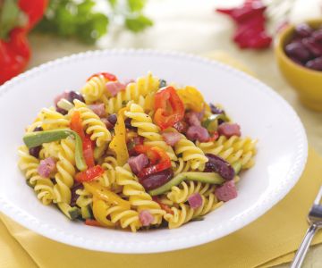 Rustieke pastasalade met gerookte spekblokjes