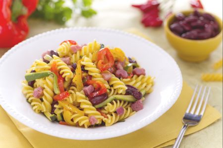 Rustieke pastasalade met gerookte spekblokjes