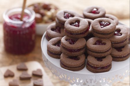 Cacao en hazelnoot koekjes met jam