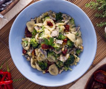 Orecchiette met broccoli, ansjovis en zongedroogde tomaten