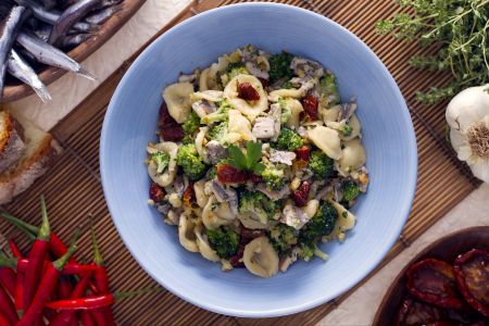 Orecchiette met broccoli, ansjovis en zongedroogde tomaten