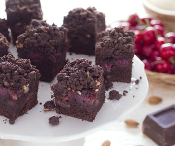 Kruimelcake met chocolade en kersen