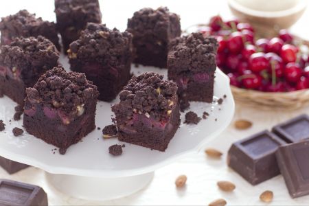 Kruimelcake met chocolade en kersen
