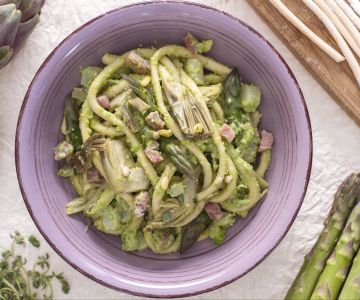 Bigoli met asperges, artisjokken en doperwt-pesto