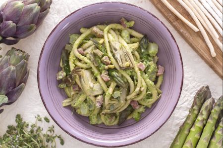 Bigoli met asperges, artisjokken en doperwt-pesto