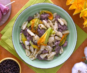 Cavatelli met worst en courgettebloemen