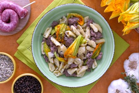 Cavatelli met worst en courgettebloemen