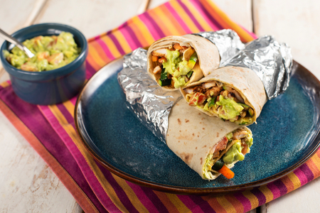 Tortilla's met gekruid varkensvlees en yoghurt guacamole