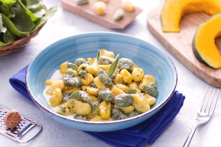 Gekleurde gnocchi met yoghurtsaus