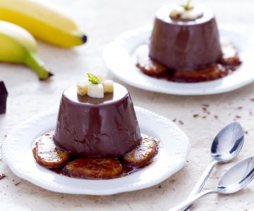 Chocolade panna cotta met gekarameliseerde bananen