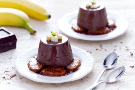 Chocolade panna cotta met gekarameliseerde bananen