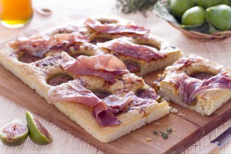 Focaccia met rauwe ham en vijgen