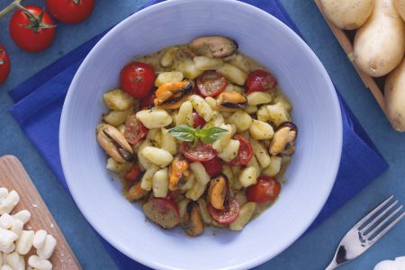 Chicche met kerstomaatjes, pesto en mosselen