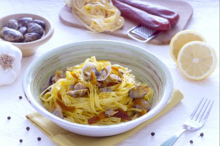 Tagliatelle met bottarga, venusschelpen en citroen
