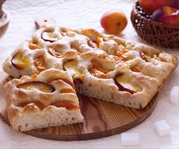 Zoete focaccia met perziken en abrikozen