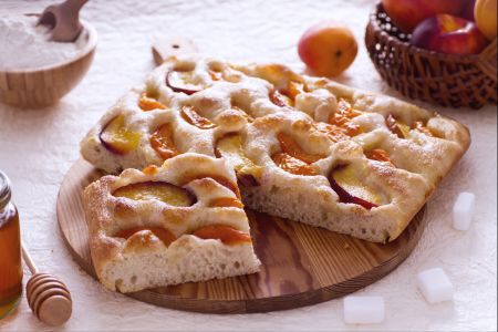 Zoete focaccia met perziken en abrikozen