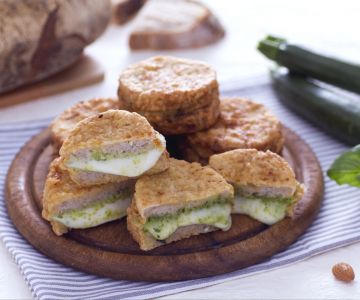 Mozzarella in de koets met groene pesto van courgette en basilicum