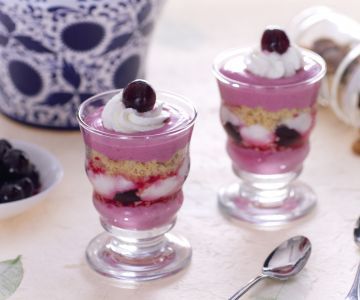 Tweekleurige dessert in een glas